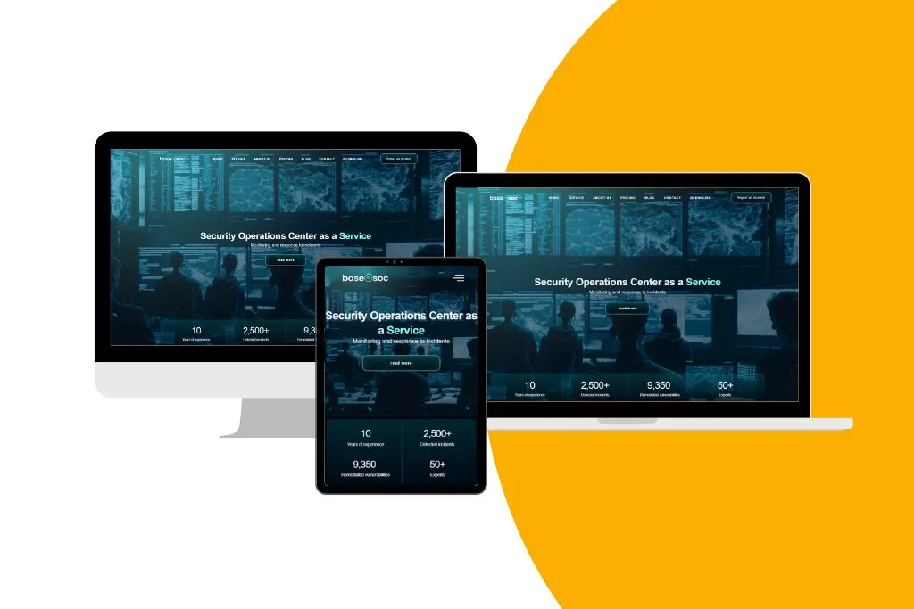 Obraz przedstawia stronę internetową "Security Operations Center as a Service" wyświetlaną na trzech różnych urządzeniach: dużym monitorze, laptopie i tablecie, demonstrując jej responsywny design.